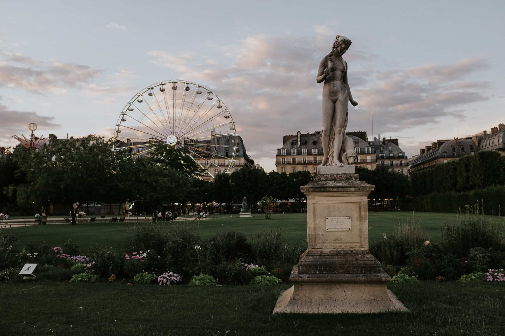 jardin tuileries engagement photos